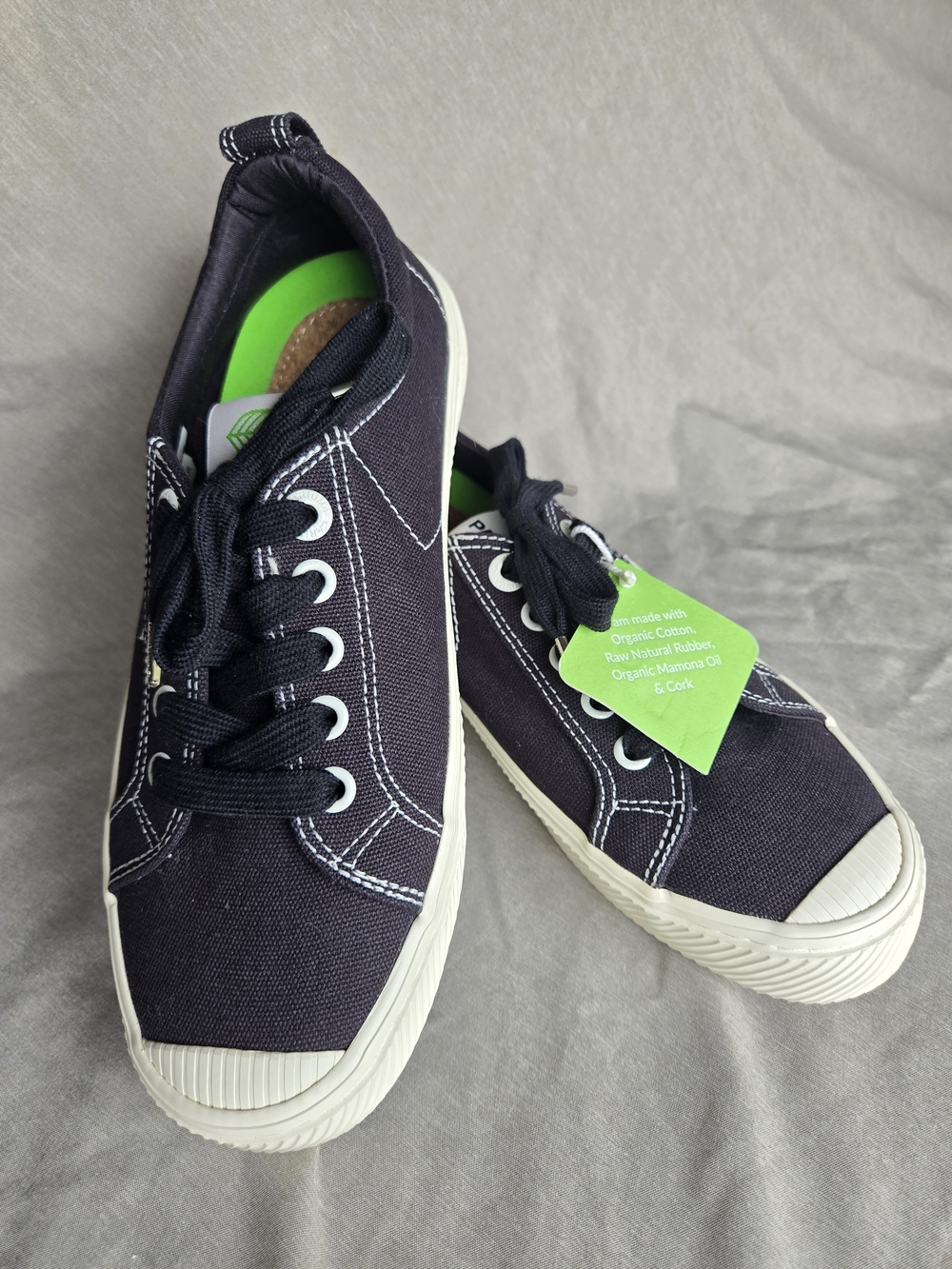 Cariuma x Pantone Black Canvas OCA Low Sneakers Size 6.5